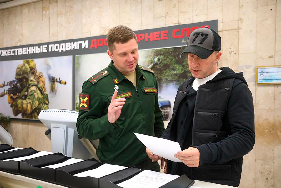 Оскар Кучера посетил Единый пункт отбора на военную службу по контракту в Москве, 2024 год