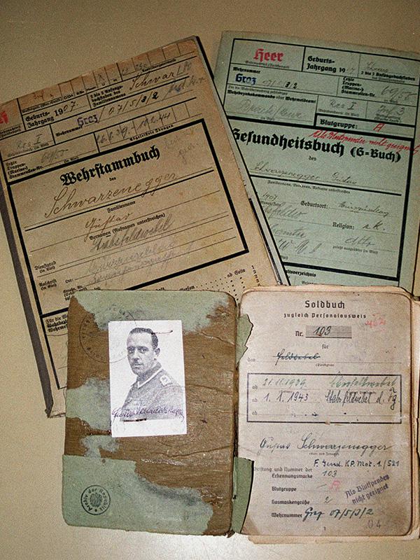 Солдатская книжка Густава Шварценеггера и другие его документы времен Второй мировой войны, когда он сражался на стороне нацистской Германии