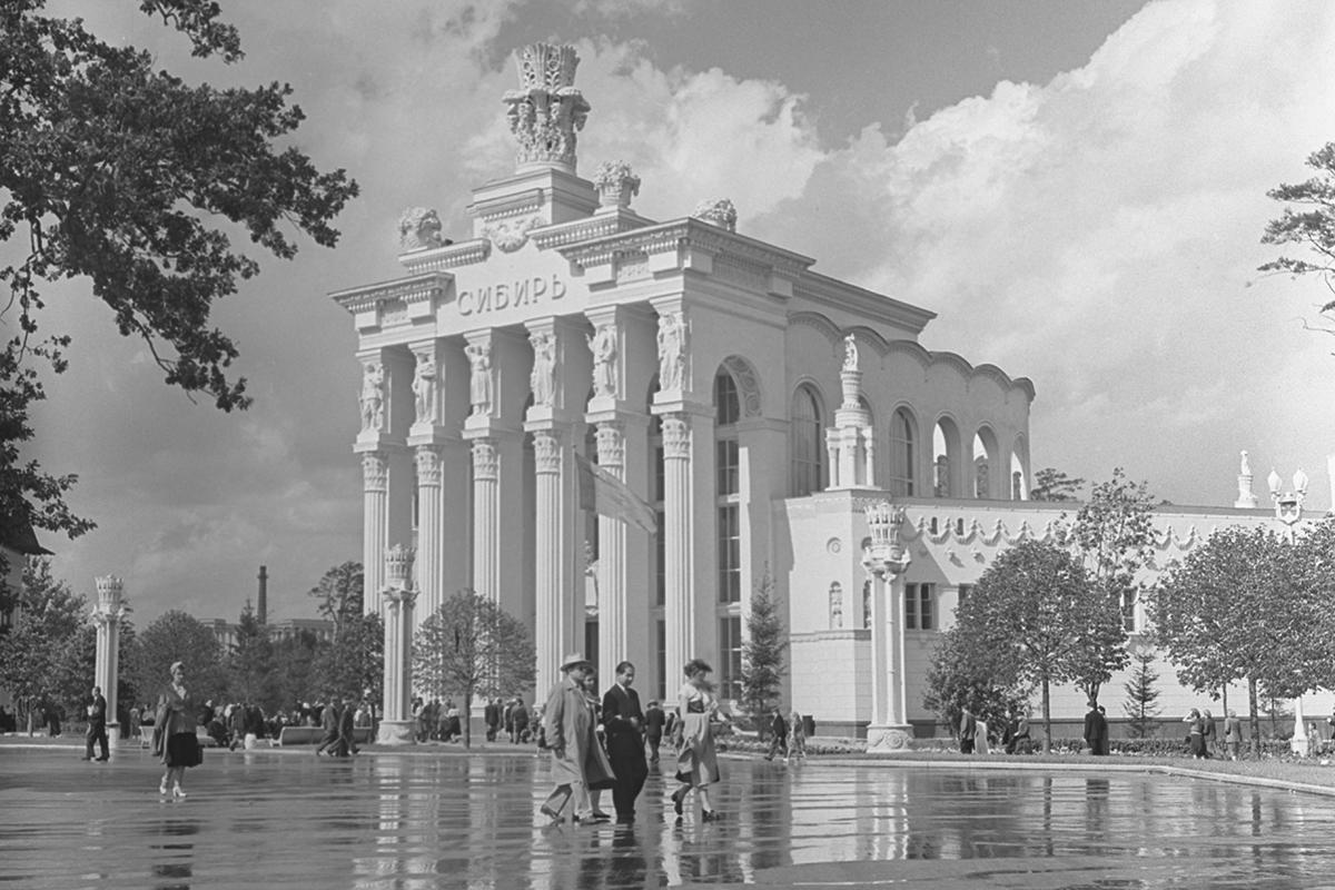 Павильон Сибирь на Всесоюзной сельскохозяйственной выставке. 1954 год