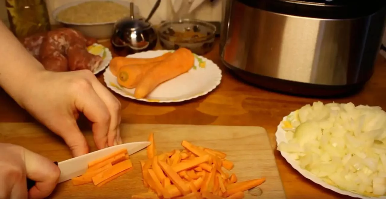 Нарежьте морковь соломкой