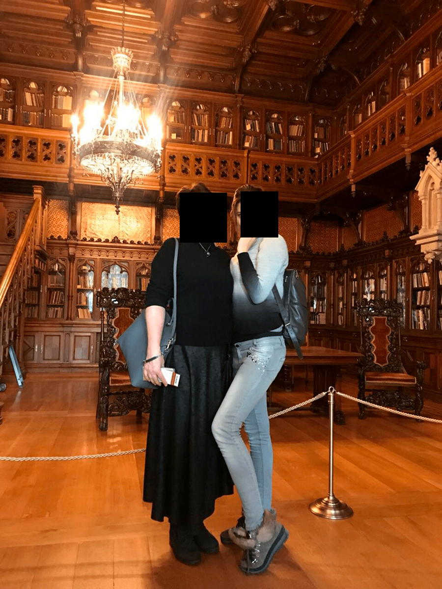 Предположительно, те же женщины в библиотеке Николая II в Эрмитаже.