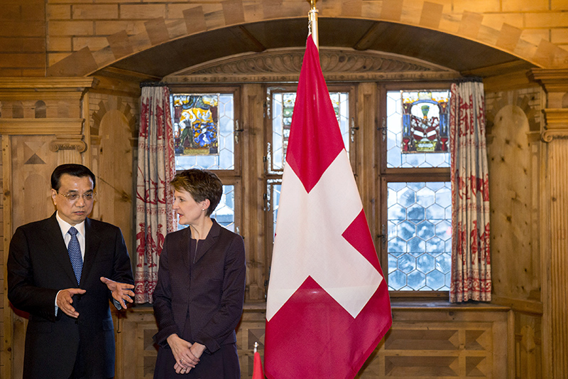 Премьер госсовета КНР Ли Кэцян и&nbsp;президент Швейцарии Симонетта Соммаруги (слева направо)
