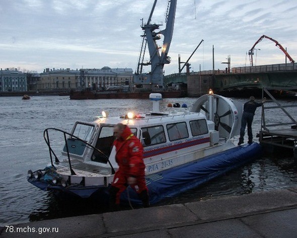 В Неве затонул буксир.