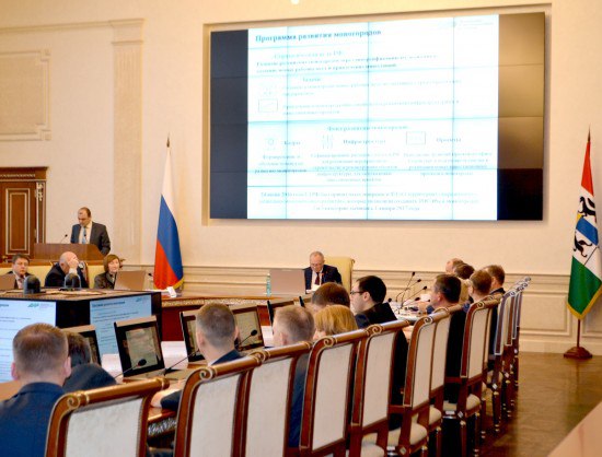 Чирков (задний план слева)&nbsp;сообщил, что проекты могут привлечь в экономику поселка до 14 млрд рублей и создать 850 рабочих мест.