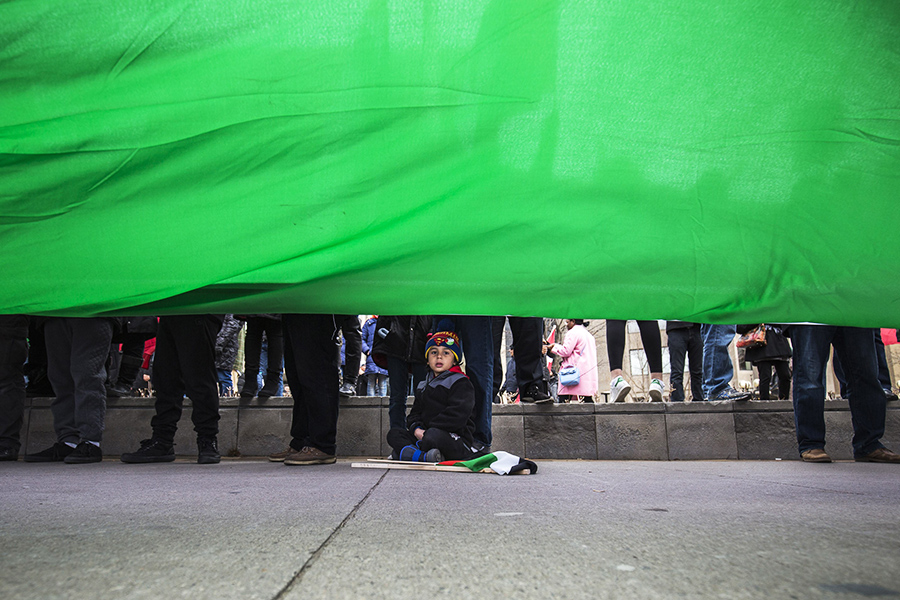 Участники акции протеста в канадском Торонто развернули на одной из улиц города огромный палестинский флаг.
