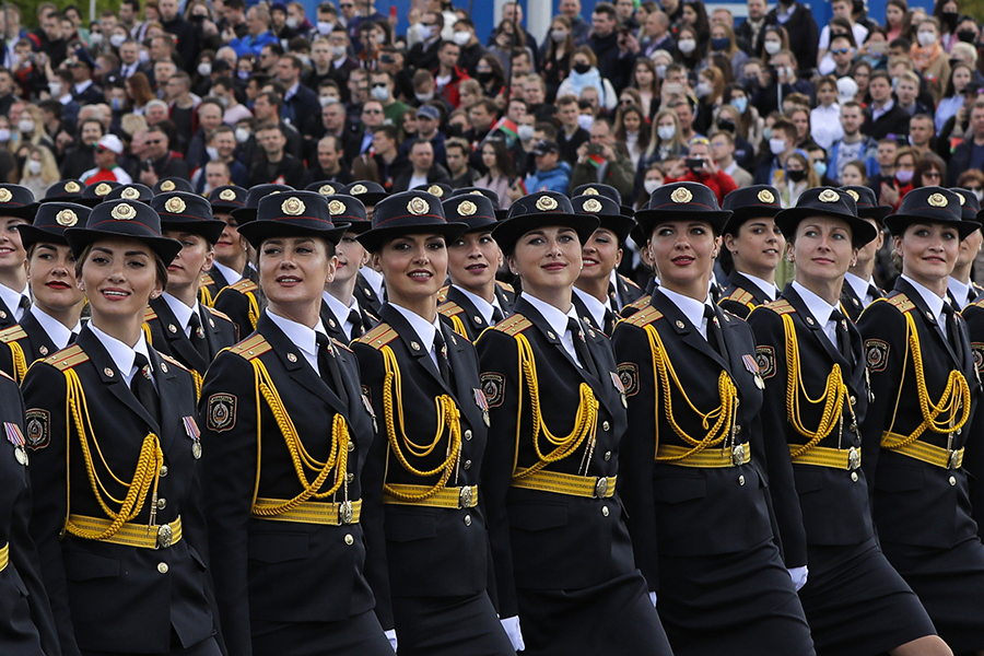 Участники военного парада в центре Минска
