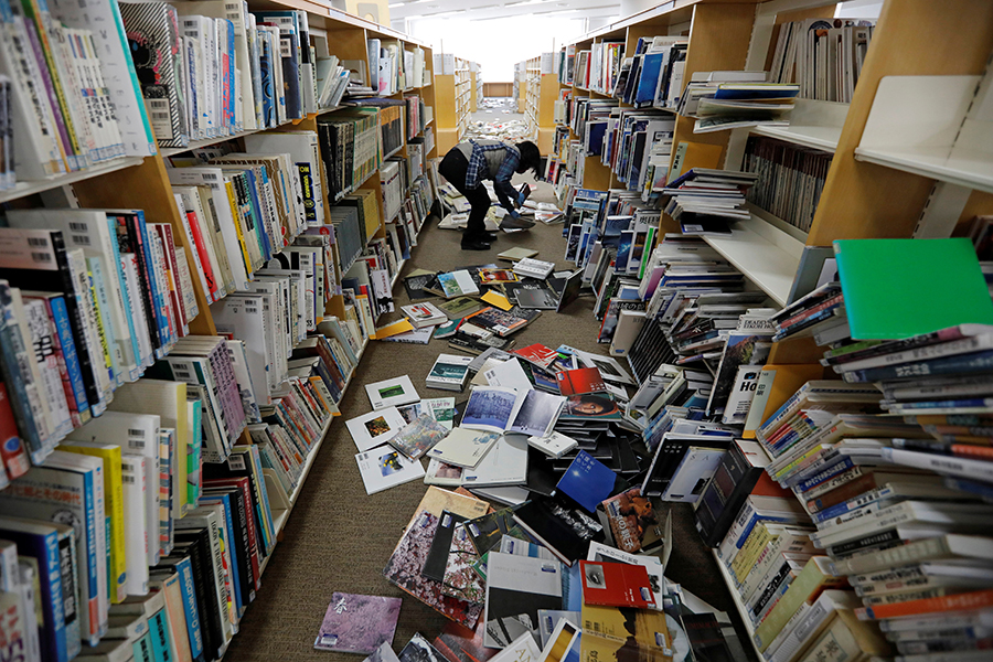 Последствия землетрясения в одной из библиотек.&nbsp;