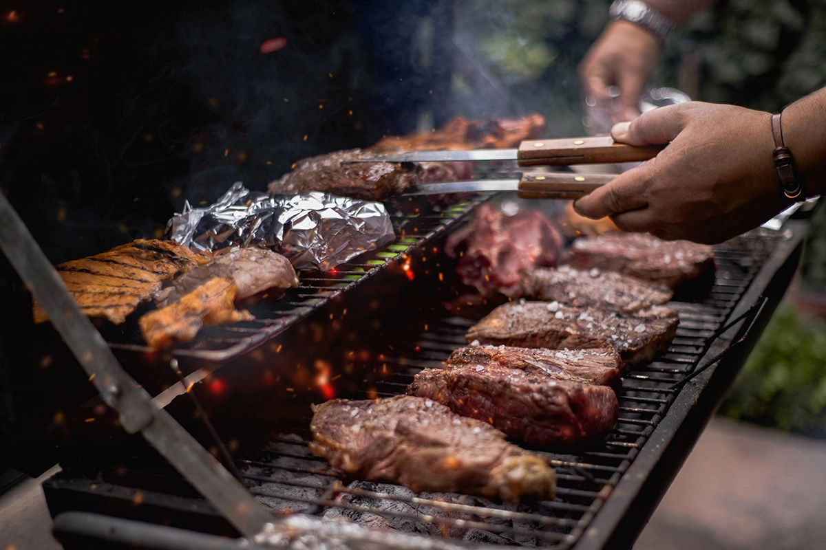 Парилья (Parilla) — это аргентинский гриль, предназначенный для приготовления мяса и других продуктов на углях