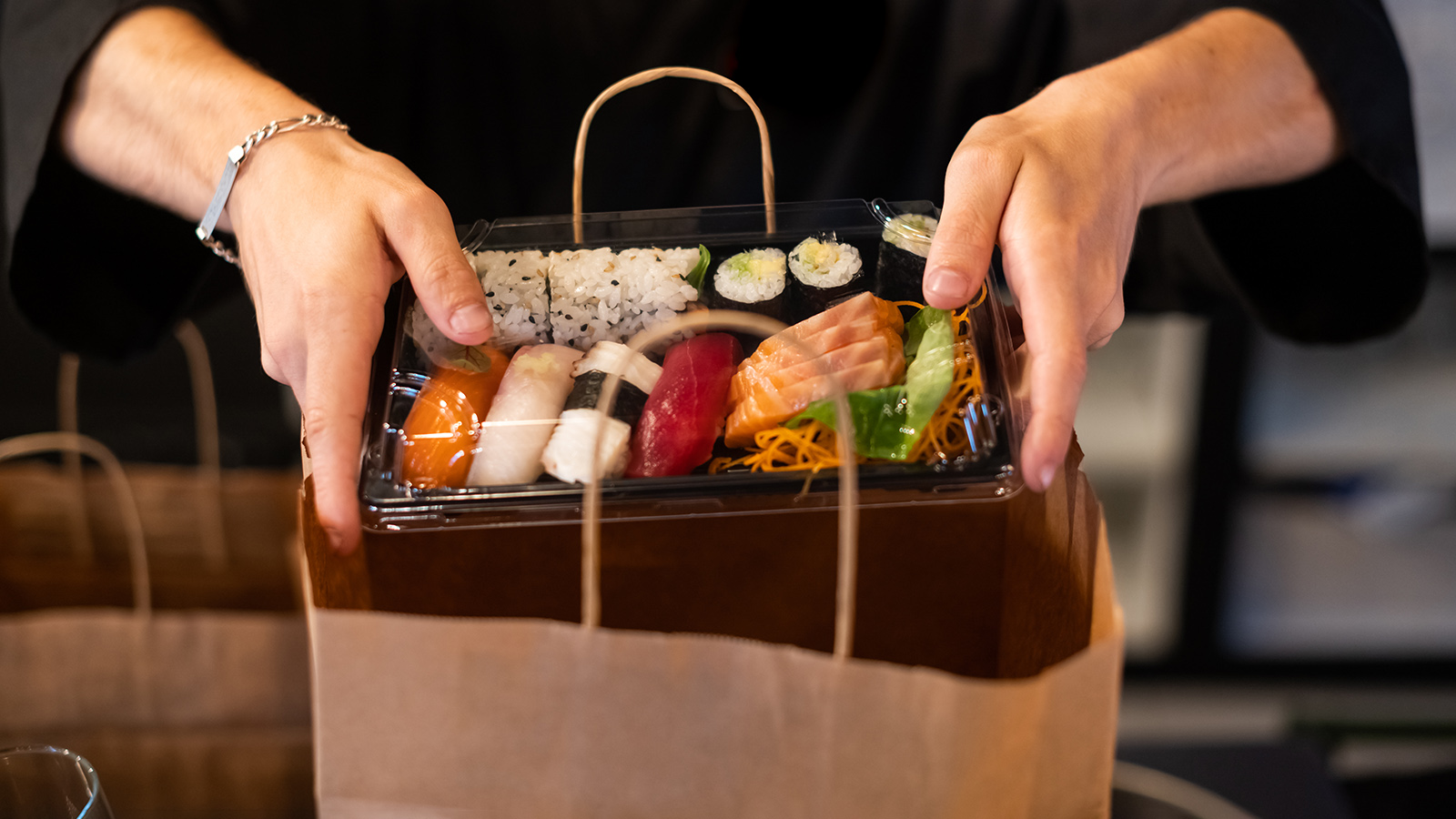 Японец обманывал службу доставки и съел более тысячи блюд на $24 000