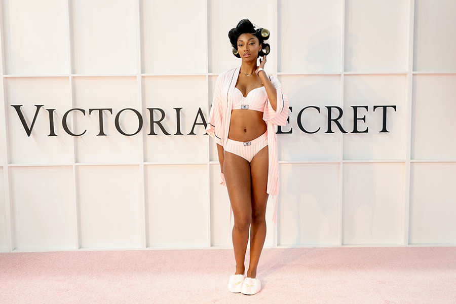 Энджел Риз готовится к показу модной коллекции Victoria&#39;s Secret 2025 в Нью-Йорке, 15 октября 2025 года