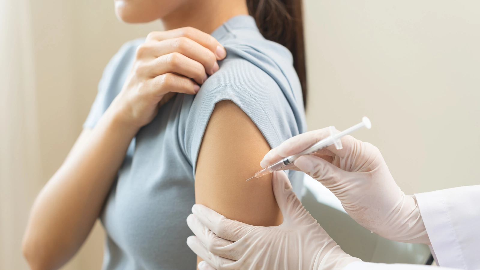 Риск инфицирования бешенством варьирует в зависимости от того, в какое место произошел укус, от типа животного