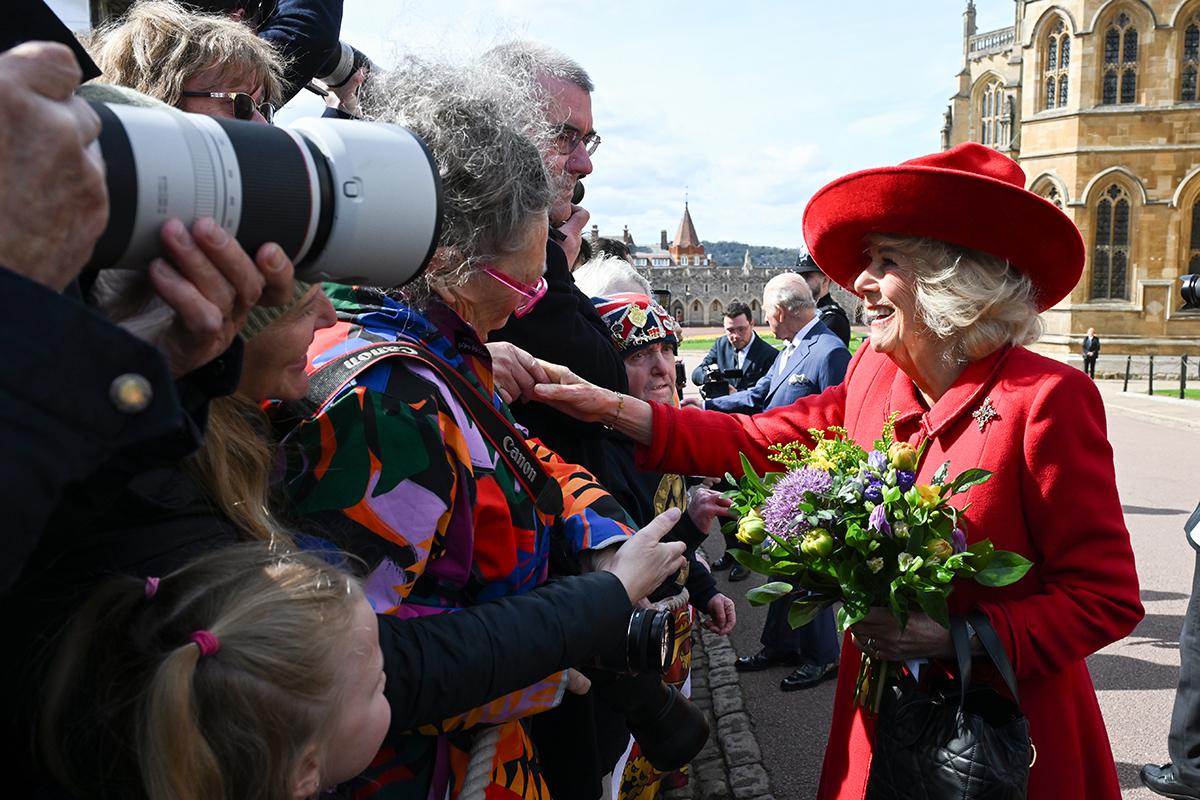 Королева Камилла в часовне Святого Георгия после посещения пасхальной утренней службы 05 апреля 2026 года в Виндзоре, Англия
