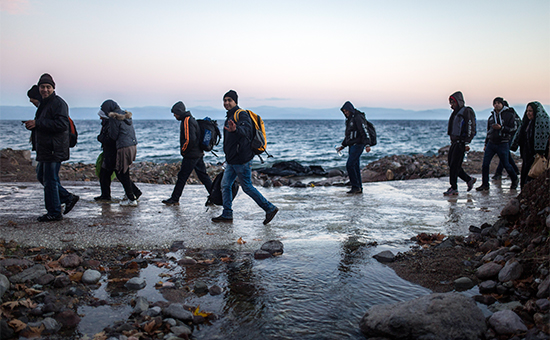 Мигранты высаживаются на греческий остров Лесбос. 30 ноября 2015 года
