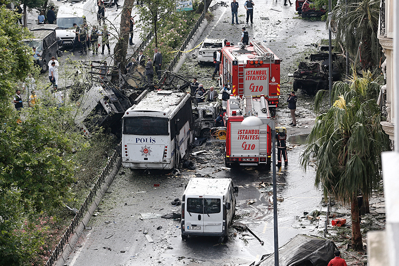 На месте взрыва заминированного автомобиля в&nbsp;Стамбуле, 7 июня 2016 года
