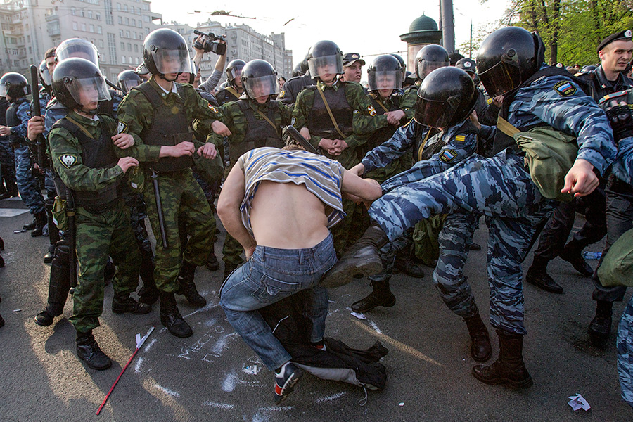 Столкновения с полицией начались в тот момент, когда&nbsp;участники акции прорвали оцепление. До этого возглавлявшие колонну политики, в&nbsp;том числе Алексей Навальный, Сергей Удальцов и&nbsp;Борис Немцов, устроили сидячую забастовку, чтобы&nbsp;люди не&nbsp;двигались вперед. Прорыв оцепления и&nbsp;забастовка в&nbsp;материалах дела были охарактеризованы как&nbsp;часть плана по&nbsp;&laquo;организации массовых беспорядков&raquo;.