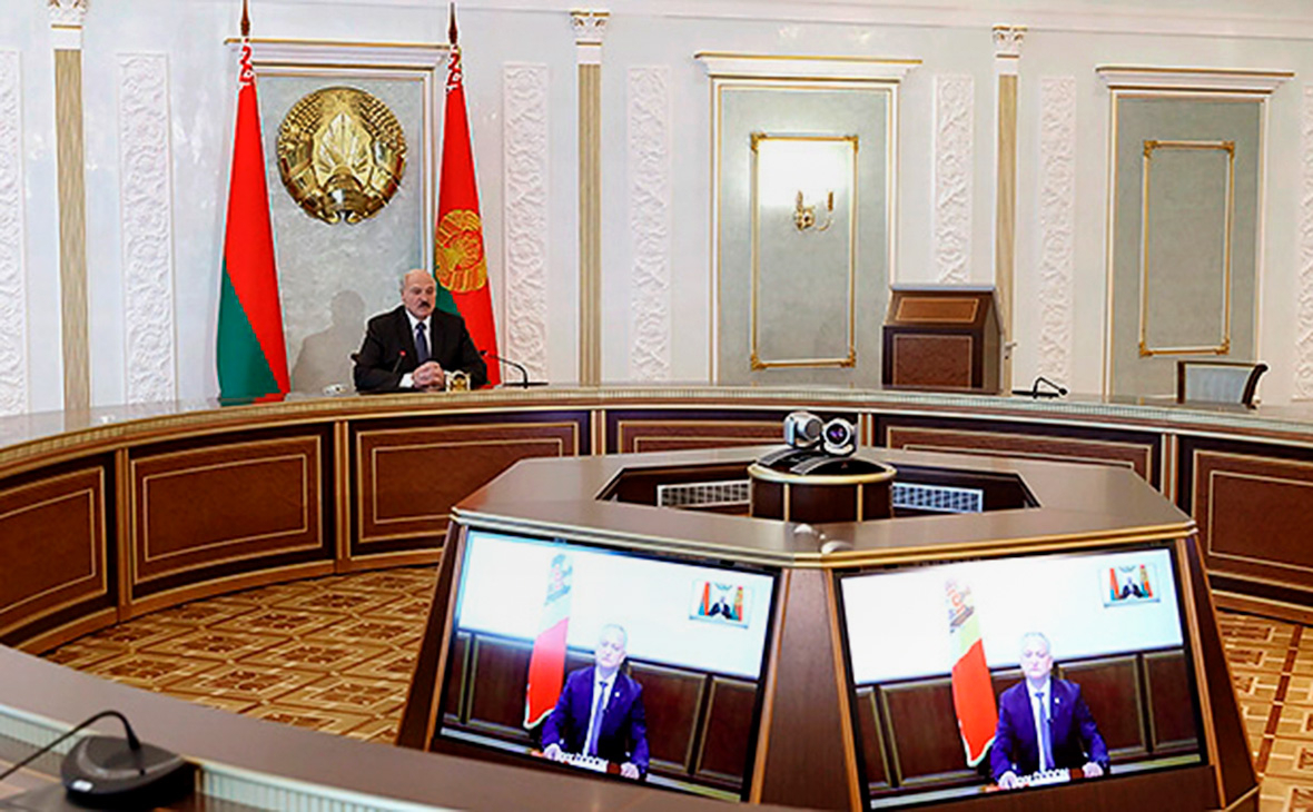 Александр Лукашенко на переговорах в формате видеоконференции с Игорем Додоном