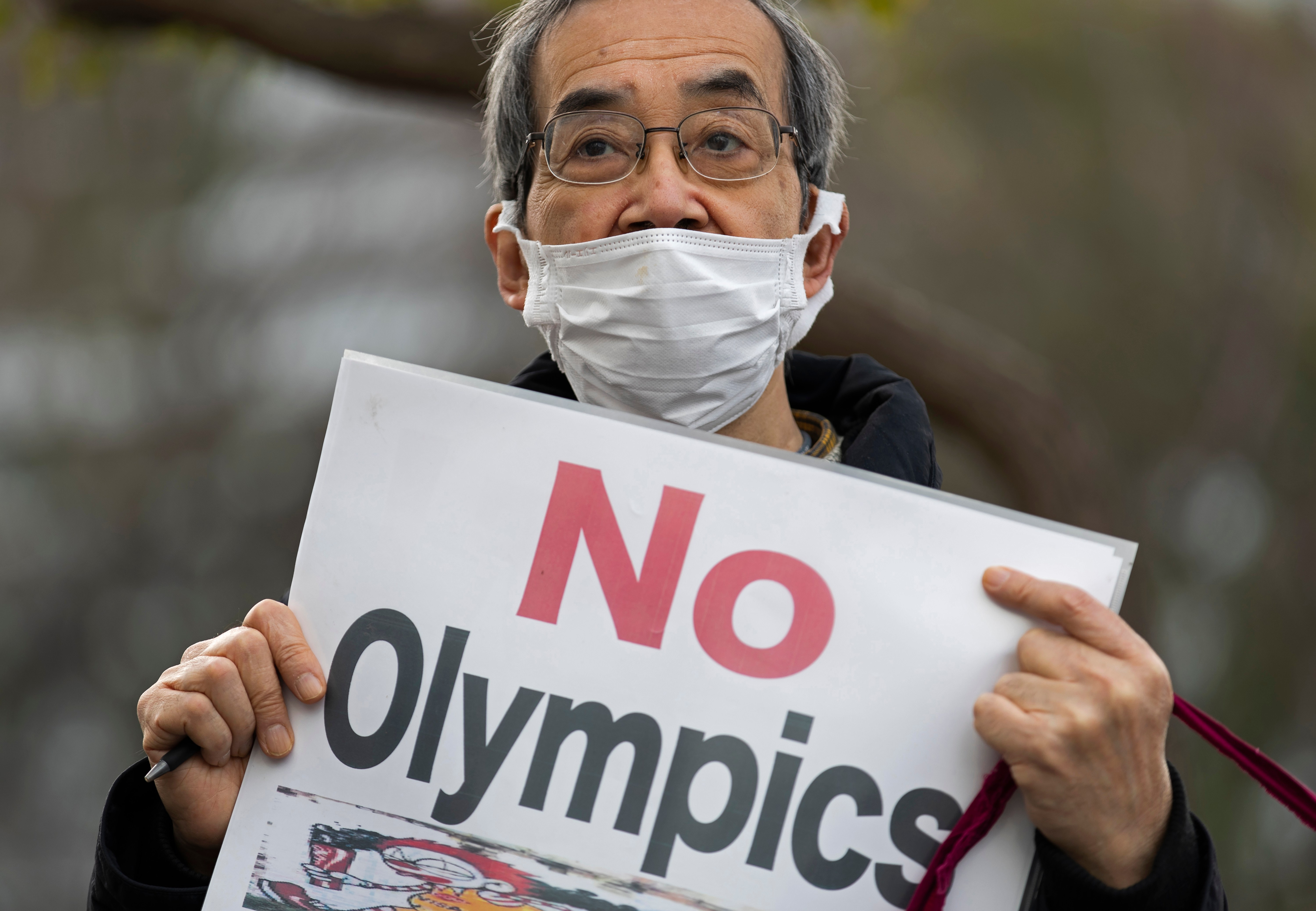 Более 70% жителей Японии из-за пандемии выступают за отмену или перенос Олимпийских игр. За полную отмену Игр выступили 39,2% респондентов, за перенос&nbsp;&mdash; 32,8%. В то&nbsp;же время за проведение Игр в назначенные сроки выступили 24,5%.

На 13 апреля в Японии зафиксировано более 510&nbsp;тыс. случаев заражения COVID-19, более 127&nbsp;тыс. из которых в Токио.&nbsp;Среднее количество ежедневных&nbsp;новых случаев заражения в столице за неделю подскочило с 417 до 497,1.&nbsp;Правительство на этом фоне объявило&nbsp;о выступлении Японии&nbsp;в четвертую волну пандемии.

