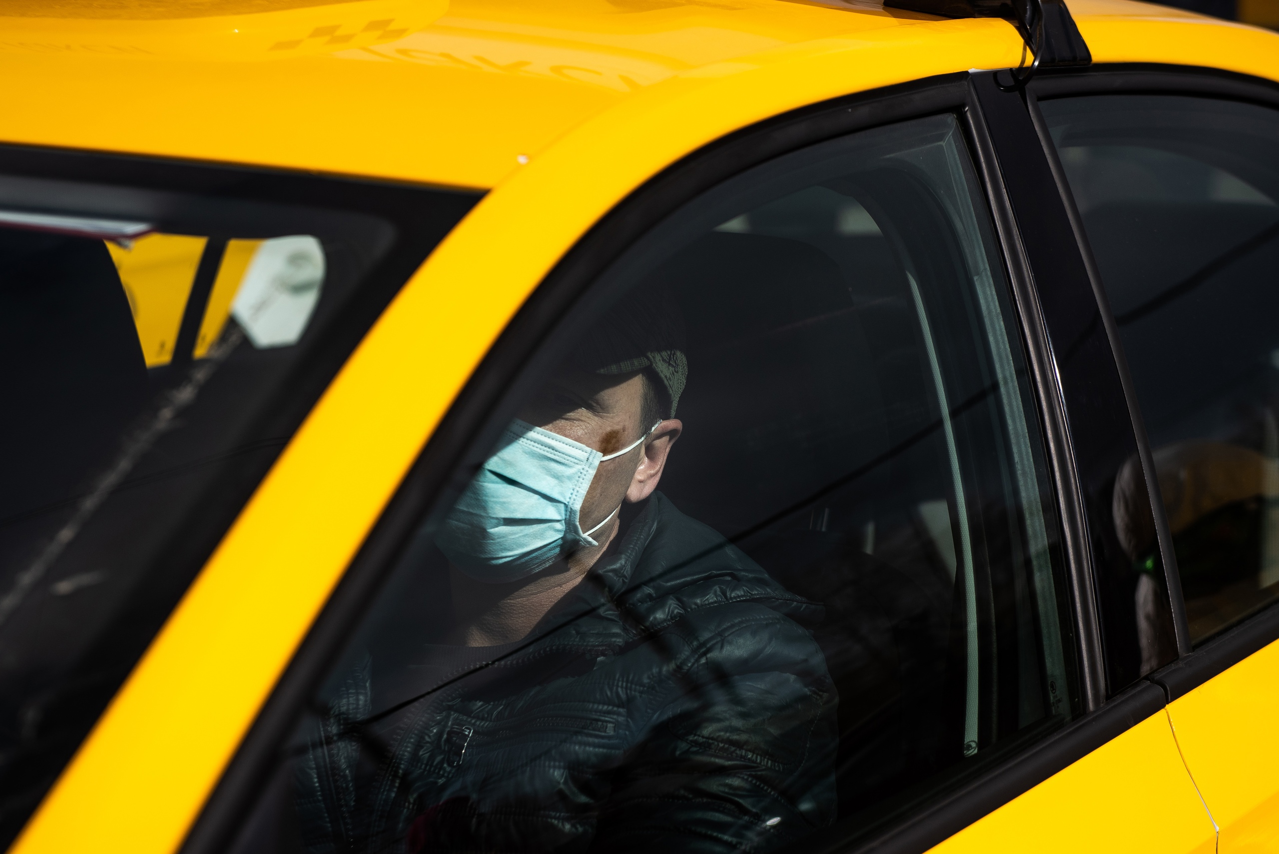Водитель такси в маске