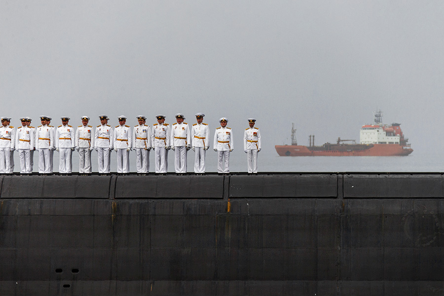 Камчатка. Экипаж подводной лодки во время военно-морского парада в Авачинской бухте