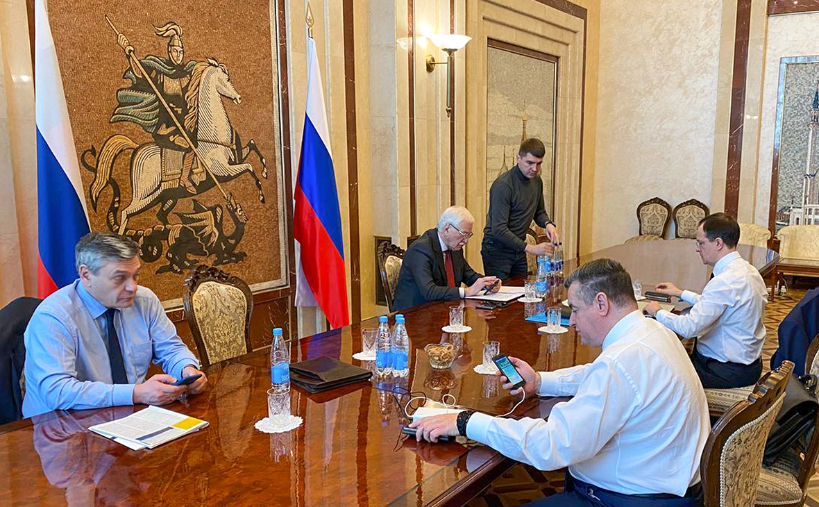 Андрей Руденко, Леонид Слуцкий (на первом плане слева направо), Владимир Мединский (справа на втором плане) во время ожидания ответа от Киева о начале переговоров