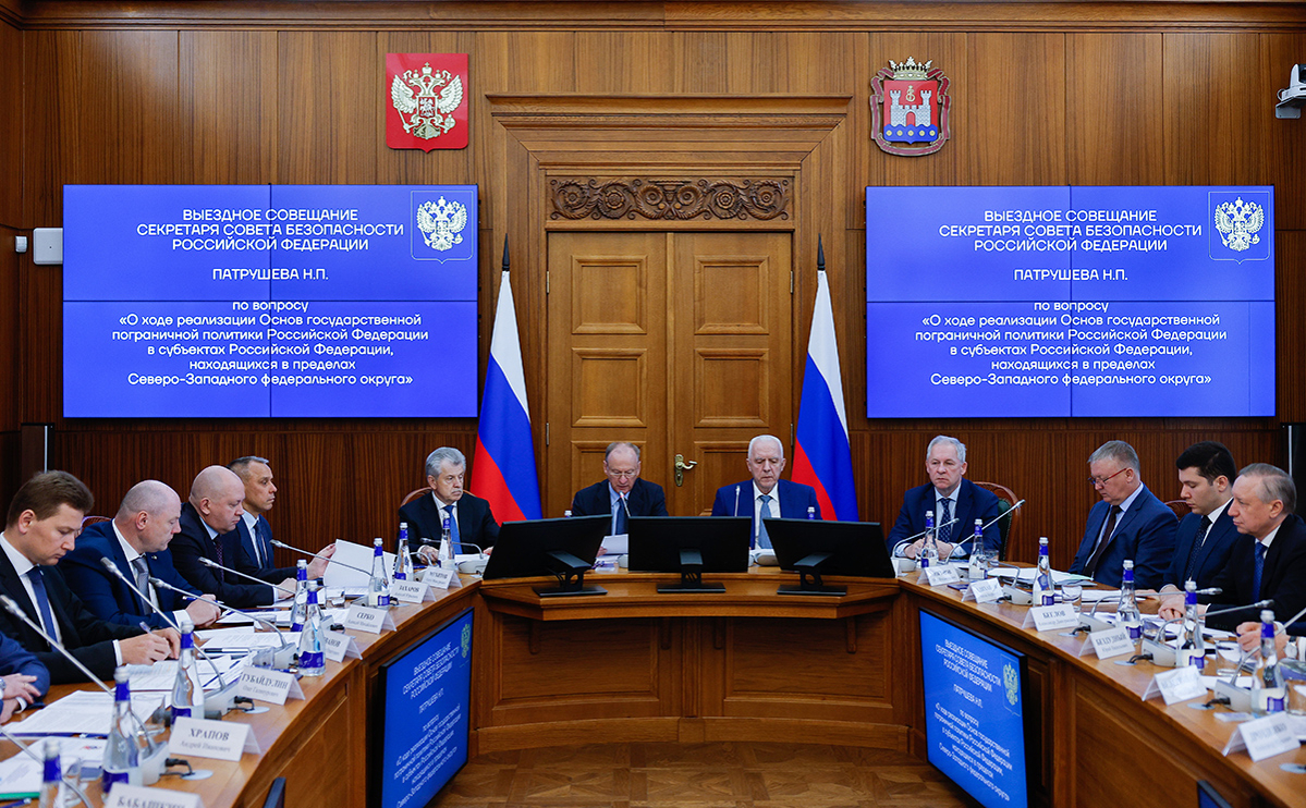 Николай Патрушев (в центре слева) во время совещания по вопросам Калининградской области и регионов СЗФО