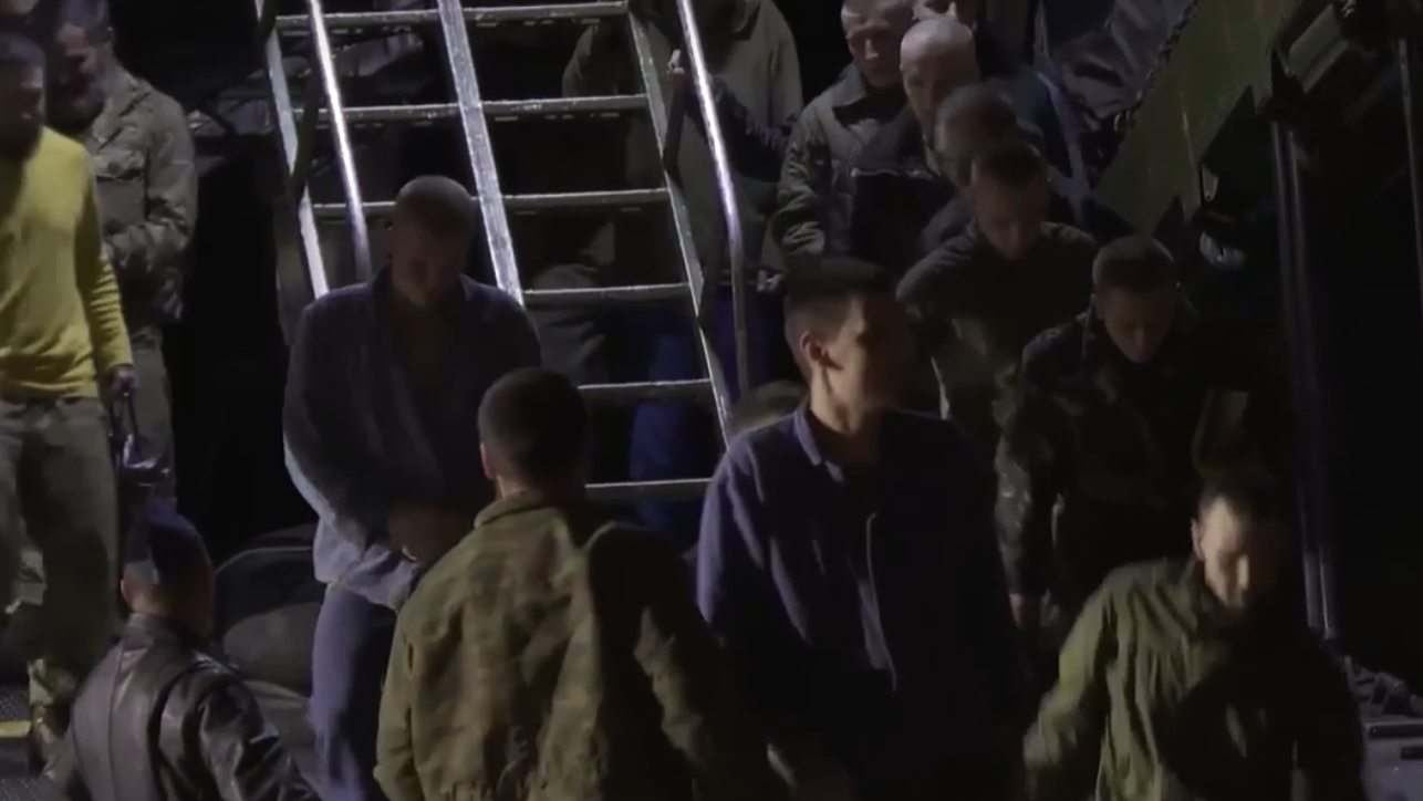 Кадры прибытия вернувшихся из плена российских военных