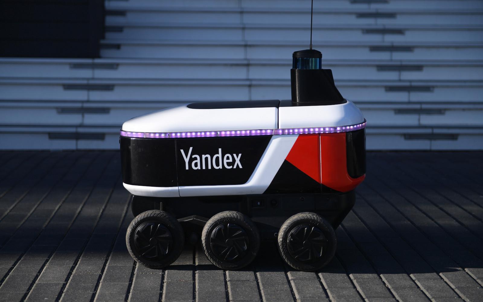 Беспилотный робот-курьер &laquo;Яндекс.ровер&raquo; во время работы на территории технопарка &laquo;Сколково&raquo;