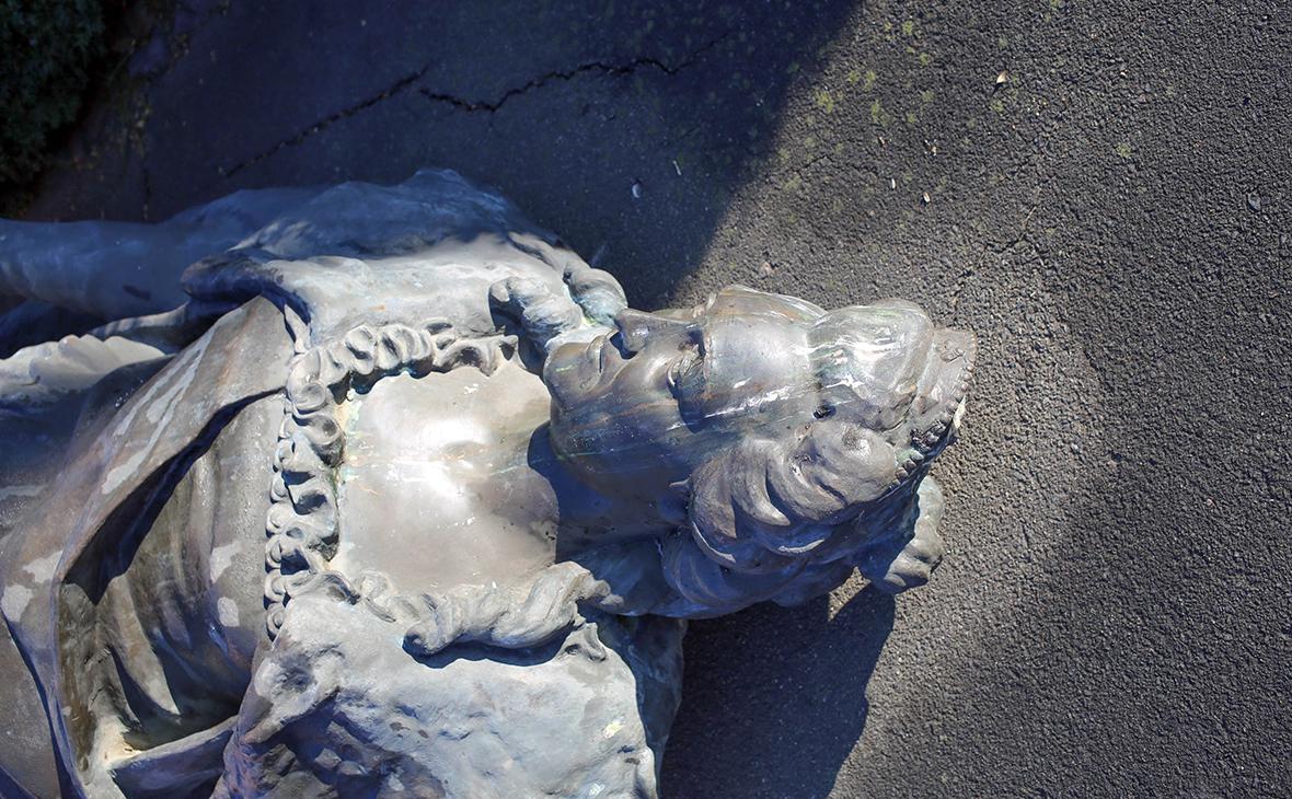 Скульптура Екатерины II лежит рядом с Одесским художественным музеем, после ее демонтажа&nbsp; с Екатерининской&nbsp;площади