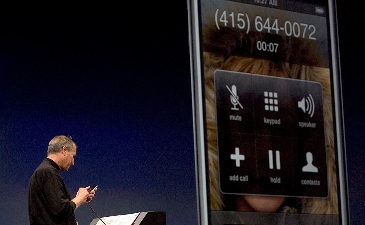 Презентацию первого iPhone даже разбирают как пример эталонного выступления, включавшего все основные приемы&nbsp;Джобса&nbsp;как оратора. Про революционный телефон глава Apple начал рассказывать как про три разных устройства: новый iPod с большим сенсорным экраном, телефон и гаджет для доступа в интернет. Пока аудитория аплодировала, Джобс несколько раз назвал эти три &laquo;продукта&raquo; и наконец сказал: &laquo;Вы поняли? Это не три отдельных устройства, это одно устройство, и мы называем его iPhone!&raquo;

На этой&nbsp;же презентации Джобс, чтобы наглядно показать, как просто совершать звонки на iPhone, прямо со сцены позвонил в кофейню Starbucks и сделал вид, что хочет заказать 4 тыс. чашек латте навынос, но потом сказал оператору: &laquo;Я шучу. Просто ошибся номером&raquo;. Девушка, ответившая на звонок, потом говорила, что счастлива тому, что ей выпал шанс поговорить со Стивом Джобсом.