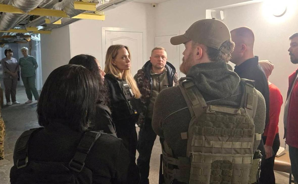 Анджелина Джоли во время визита в Украину