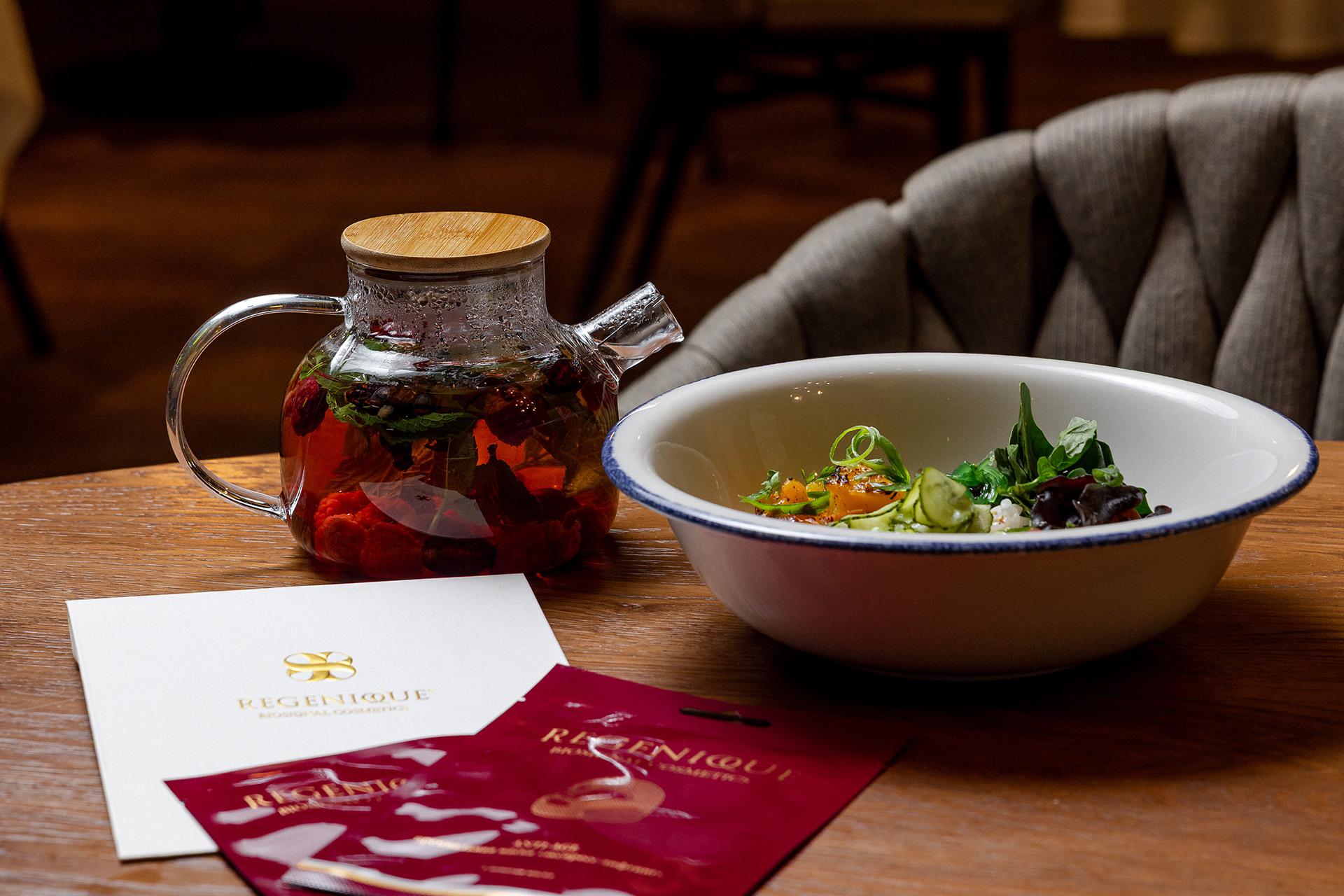 Боул с японским тунцом и угрем в ресторане &nbsp;Aquamarine