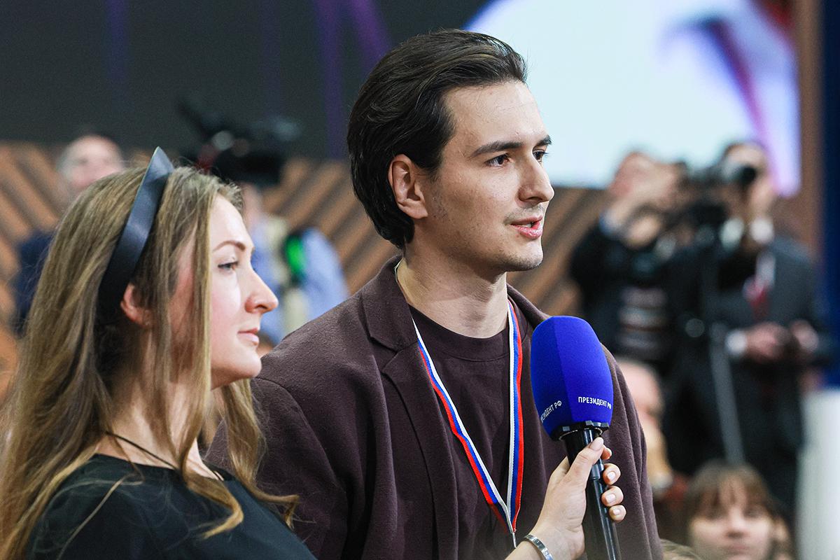 В ободках-кокошниках появились также модераторы с микрофонами