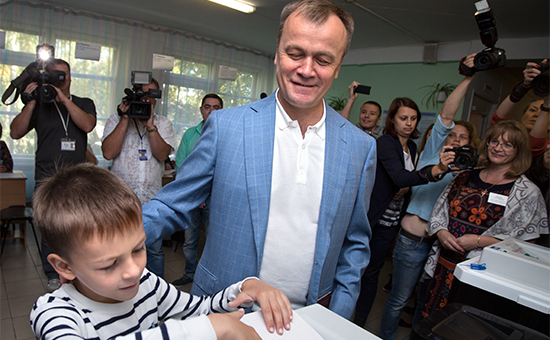 Врио губернатора Иркутской области Сергей Ерощенко с сыном Сергеем во время голосования на избирательном участке на выборах губернатора Иркутской области в единый день голосования