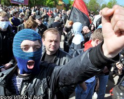 Львовские националисты в День Победы отобрали венок у генконсула РФ