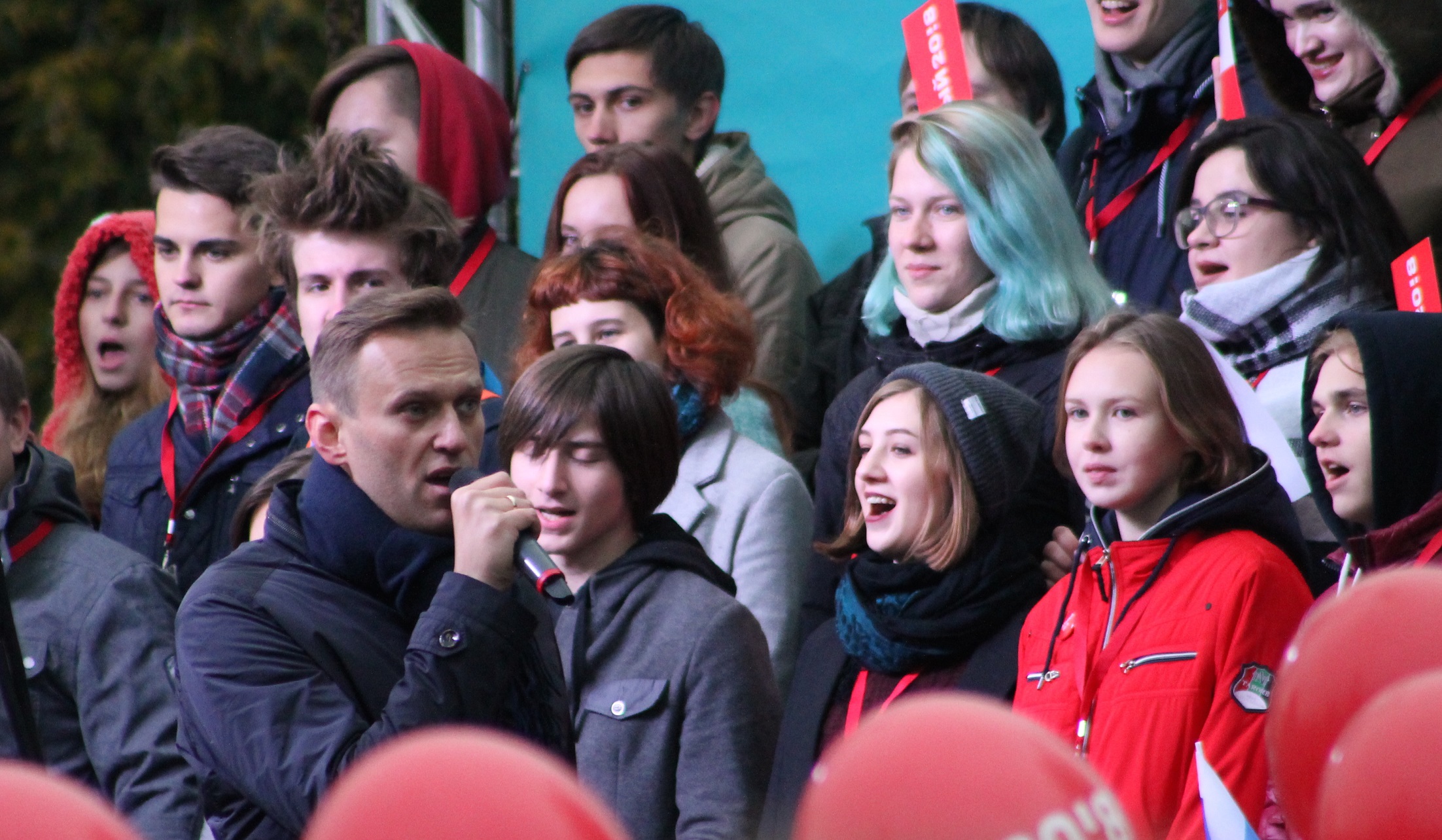 Кроме того, Навальный устроил на митинге мини-дебаты. В толпе нашлись сторонники президента Владимира Путина. Одного из них пригласили на сцену для дискуссии, но полноценного спора не получилось.