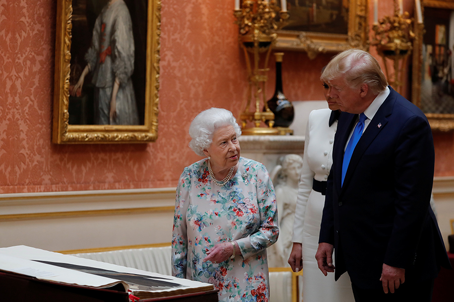 В Букингемском дворце Трамп и королева Елизавета осмотрели связанные с США памятные вещи из королевской коллекции
