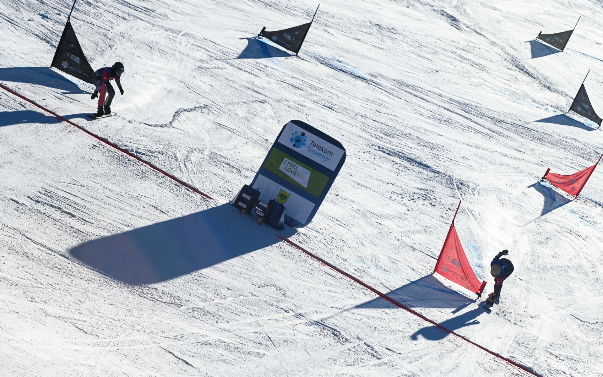 Соревнования в паралелльном гигантском слаломе у сноубордистов