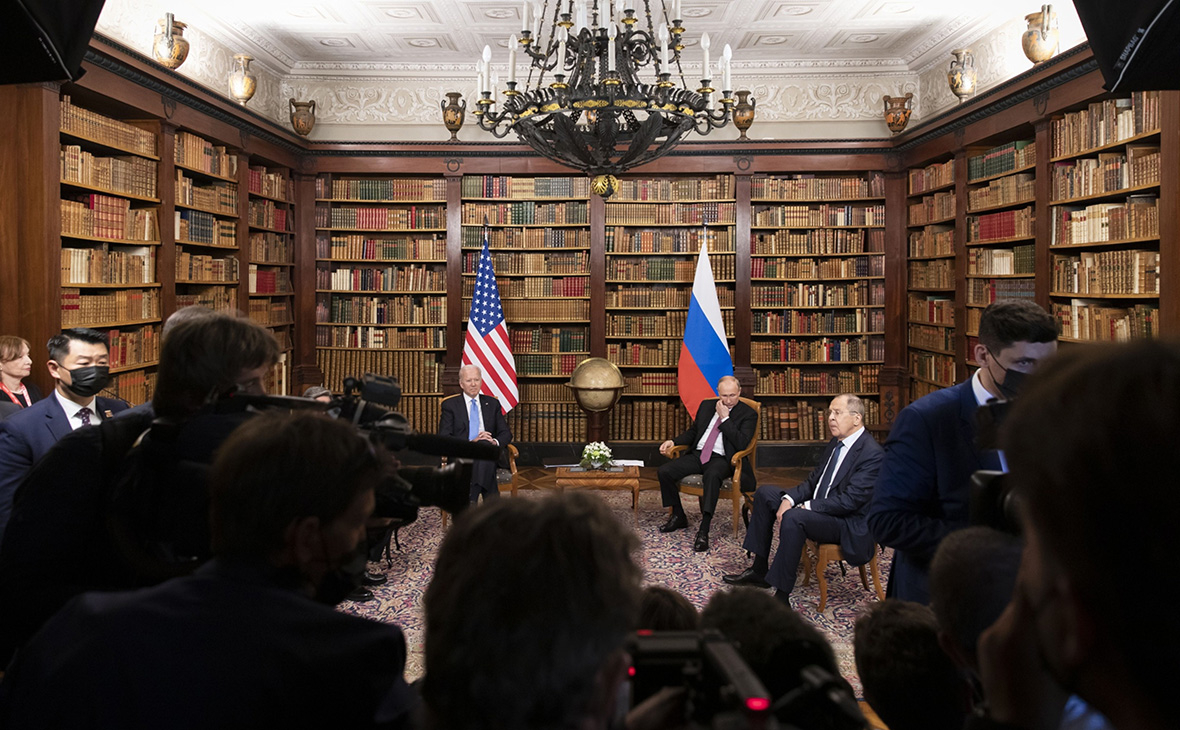 Владимир Путин и Джо Байден (в центре)