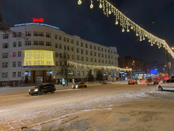 Согласно описанию объекта закупки, заказываемые гирлянды должны выглядеть подобно тем, которые устанавливают в Новосибирске к Новому году на Вокзальной магистрали