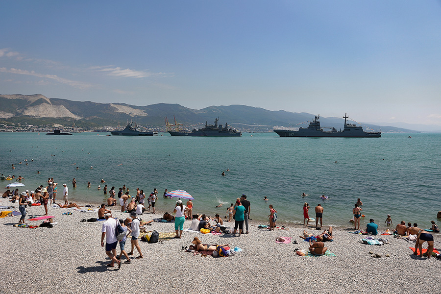 Люди на пляже во время празднования Дня ВМФ в Новороссийске