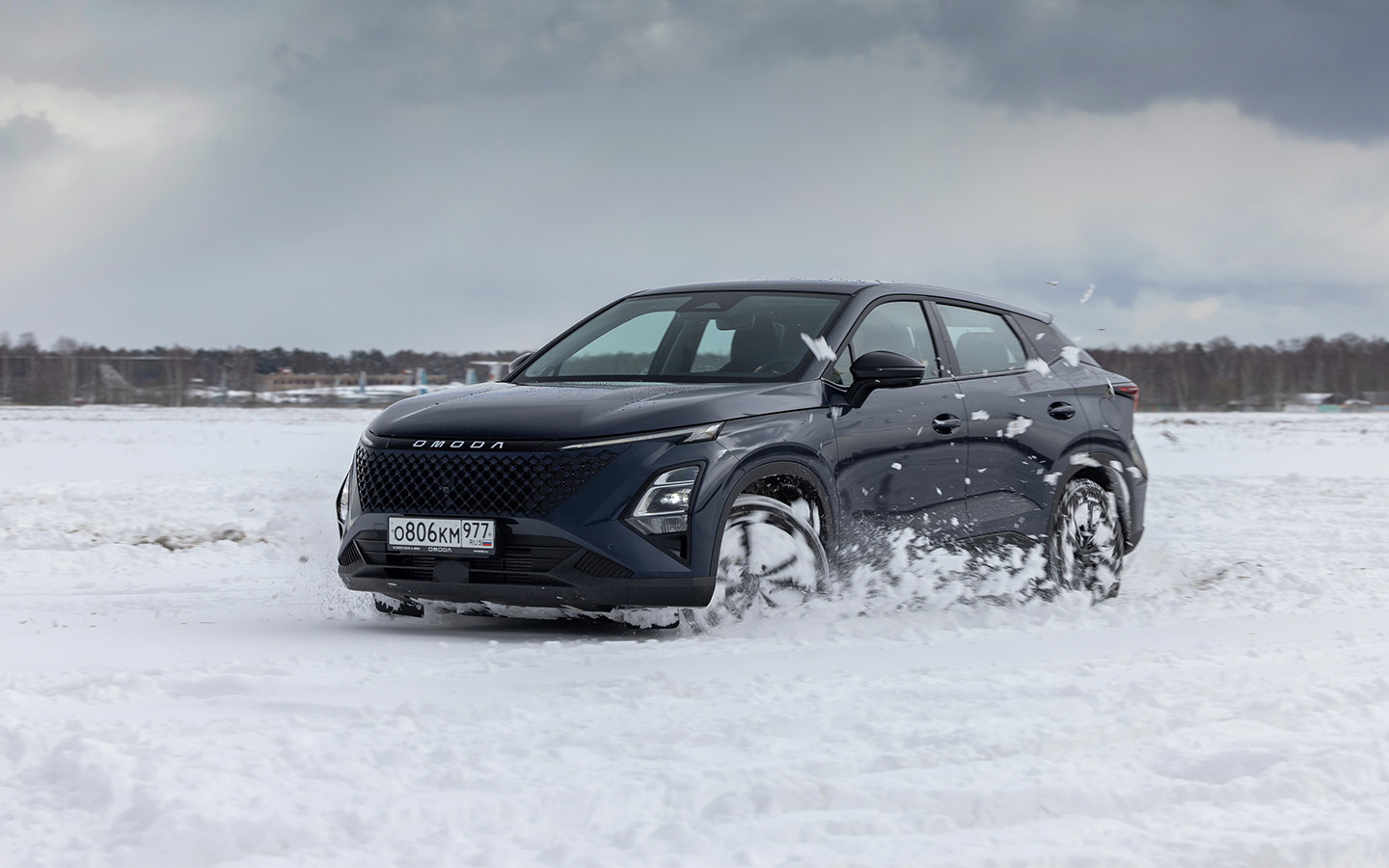 У Omoda C5 есть задатки полноценного кроссовера, особенно в полноприводной версии: отключив ESP, можно даже чуть похулиганить и подрифтить. В такой конфигурации дорожный просвет не 180, а 190 мм