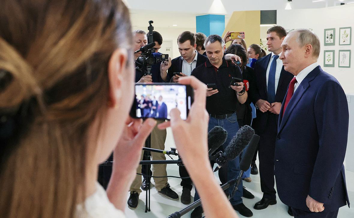 Владимир Путин выступает с заявлением для представителей СМИ по итогам телефонного разговора с Президентом США Дональдом Трампом