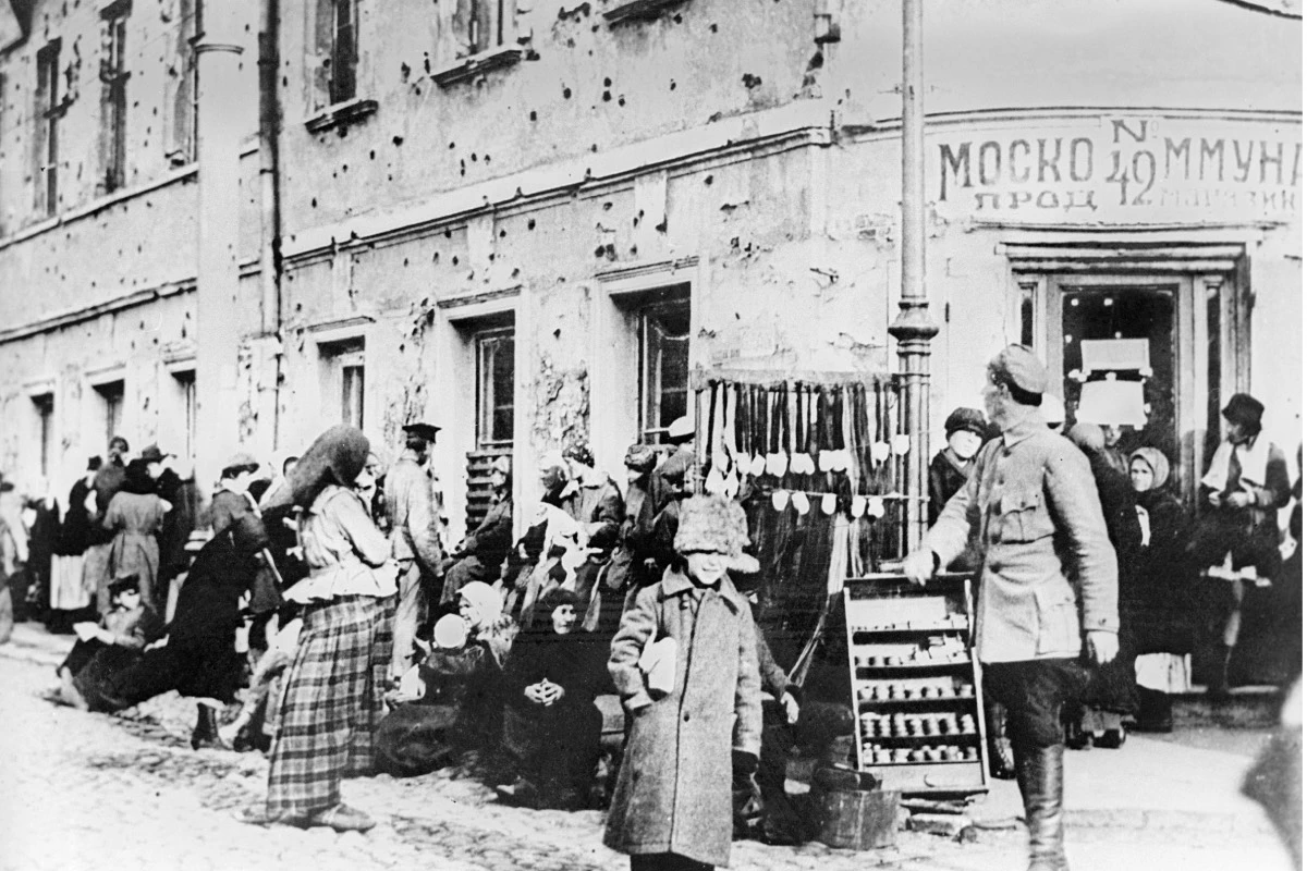 Очередь за продуктами у магазина на углу Никитской улицы и Тверского бульвара. 1920 год