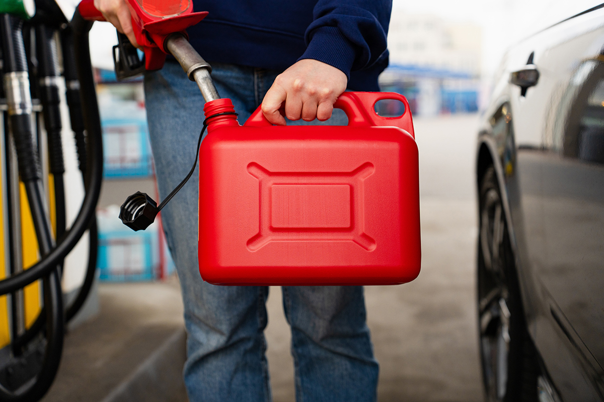 Обычные пластиковые бутылки и канистры не рассчитаны на контакт с нефтепродуктами: они могут растворяться, пропускать кислород и накапливать статическое электричество
