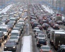 Снегопад парализовал движение в Москве