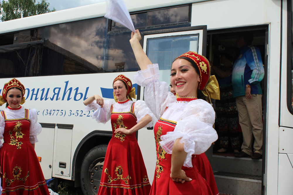 Артисты Сибайской государственной филармонии представили башкирские и русские национальные танцы