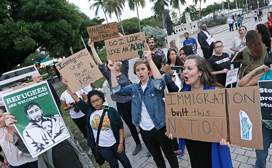 Протестующие против указа президента США Дональда Трампа, касающегося иммигрантов-мусульман. Майами, США


