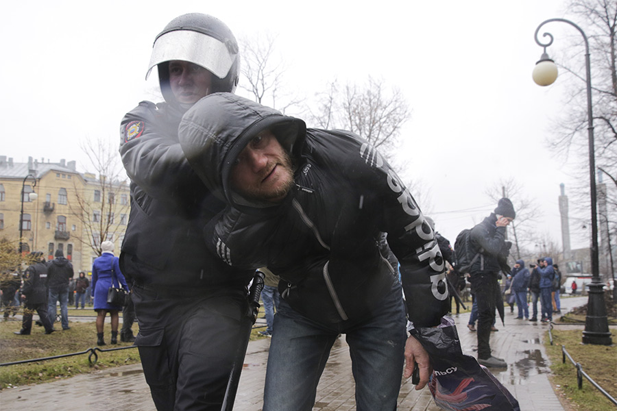 Сотрудники полиции задерживают участника акции в Санкт-Петербурге