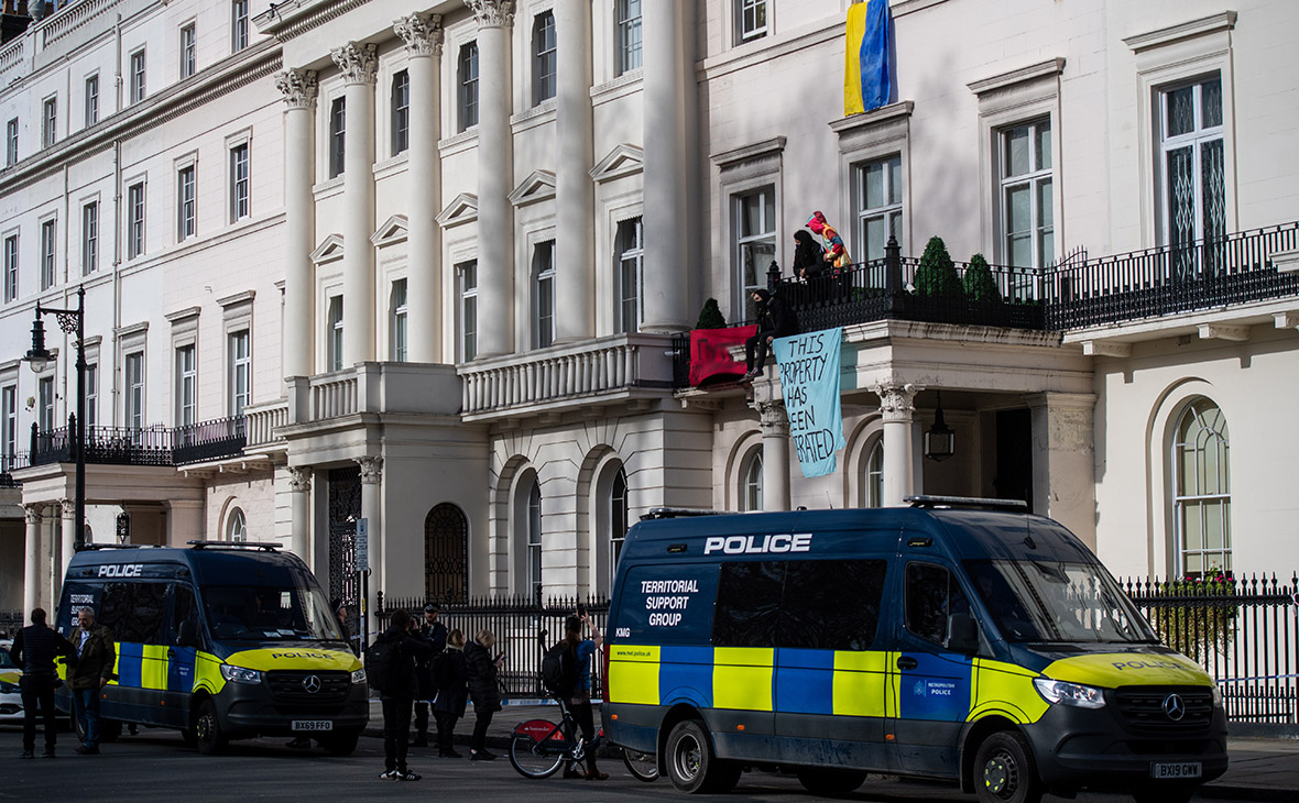 Проукраинские активисты захватили «особняк Дерипаски» в Лондоне"/>













