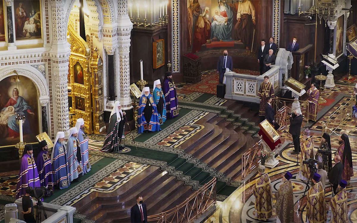 Патриарх Кирилл во время литургии в храме Христа Спасителя